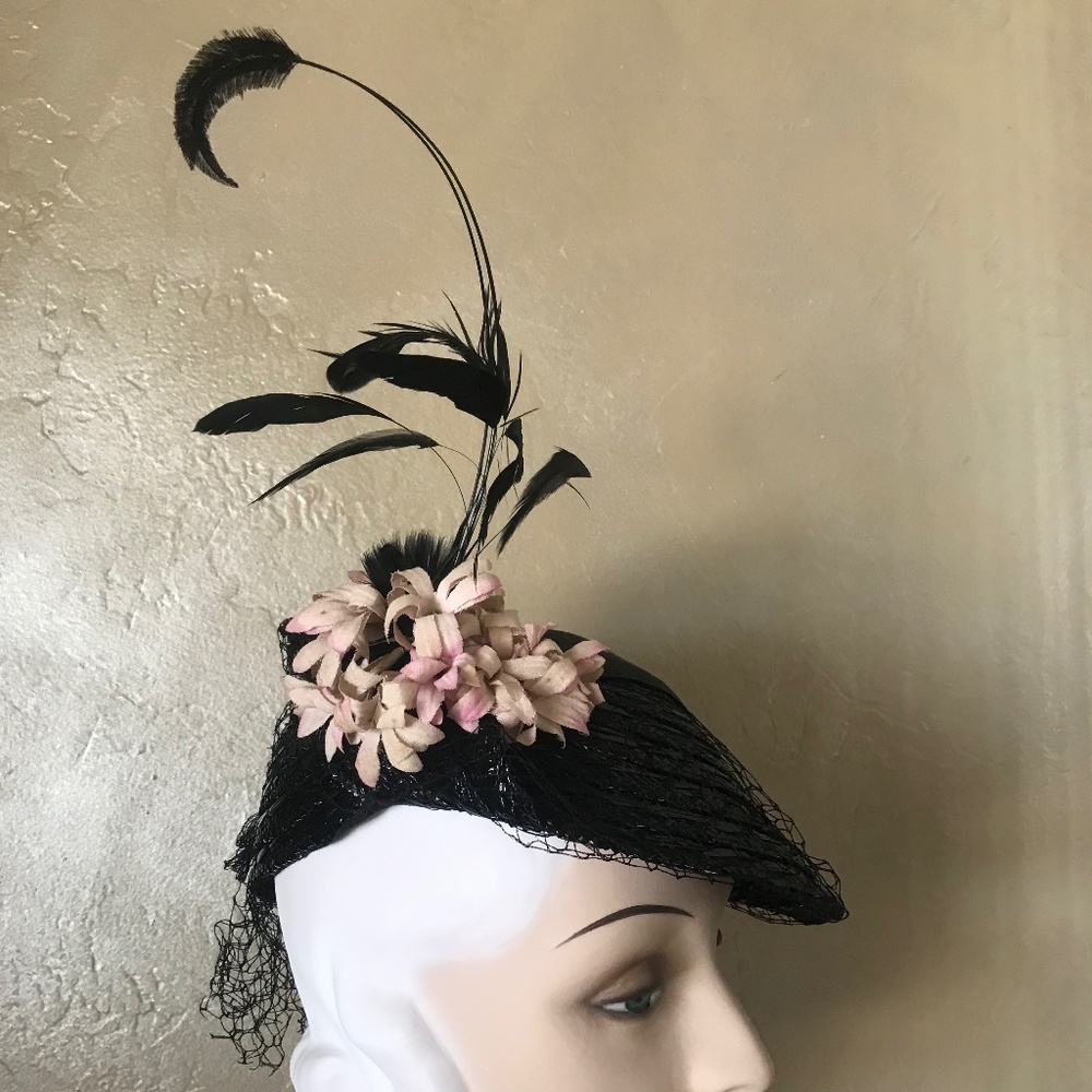 STUNNING 1940's BLACK STRAW BERET WITH TALL FEATHERS & FABRIC FLOWERS